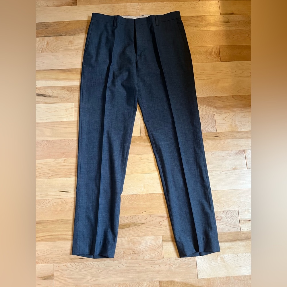 Banana Republic dark navy men’s dress pants, tailored slim fit. 33x33.